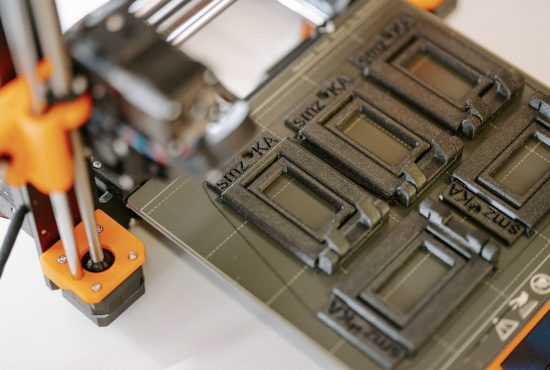 Eine Druckplatte mit 3D-gedruckten iPhone-Ständer