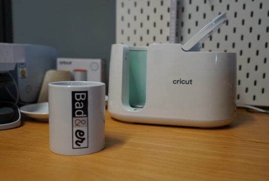 Personalisierte Tassen mit Aufklebern, hergestellt mit Cricut Press